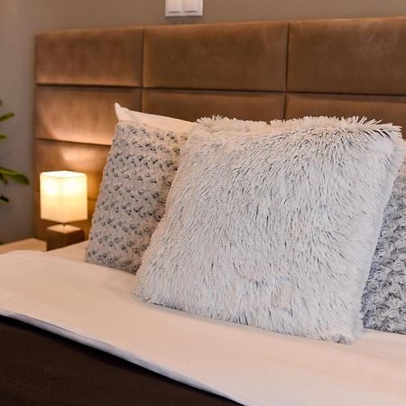 Chic Accommodation With Breathtaking Views Over Calea Victoriei - Your Central Heaven Bucarest Exterior foto