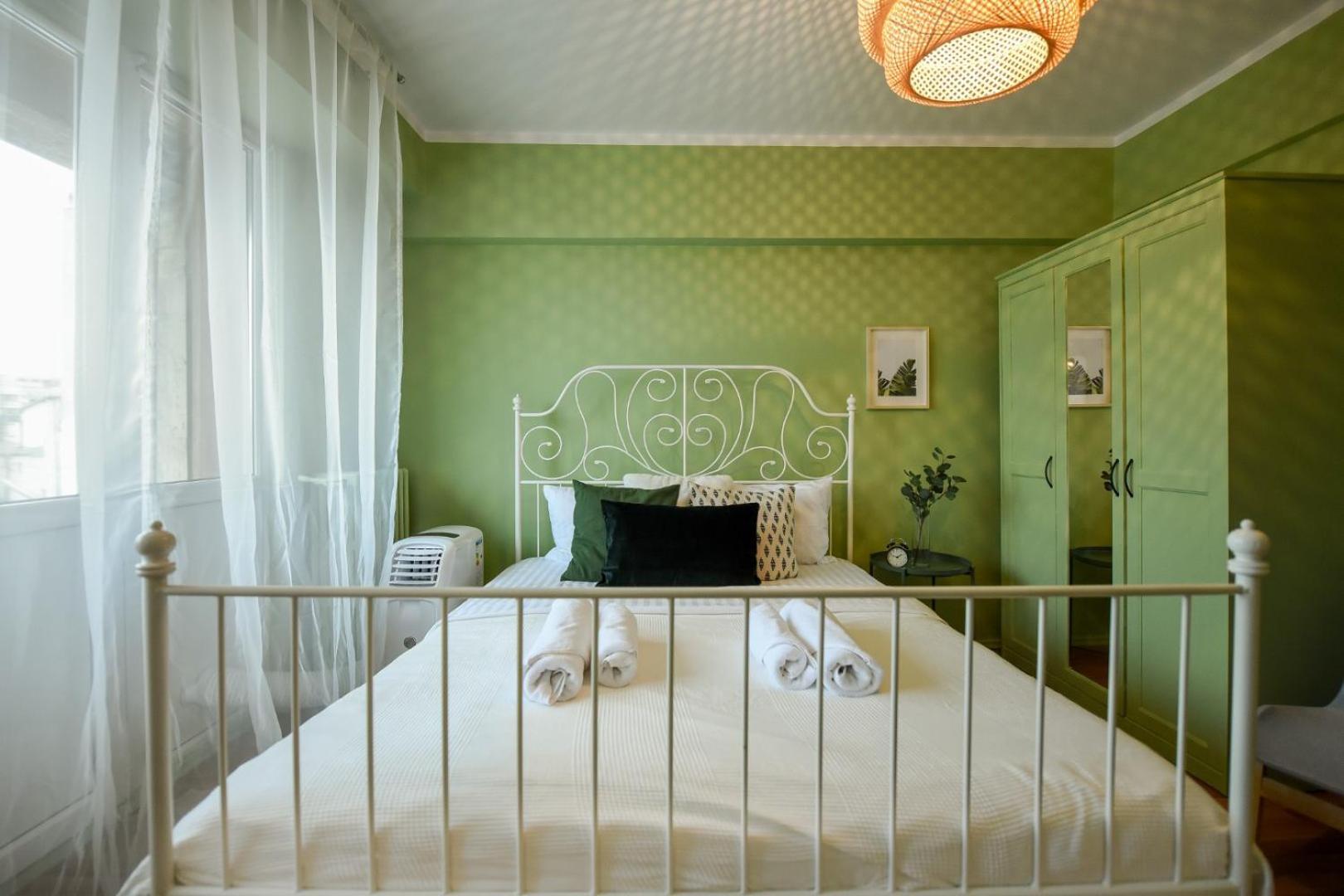 Chic Accommodation With Breathtaking Views Over Calea Victoriei - Your Central Heaven Bucarest Habitación foto